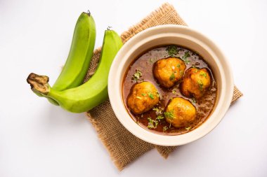 Hindistan 'da Kachche Kele Kofte olarak da bilinen muz körisi.