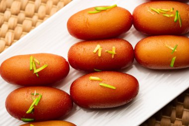 Lyangcha, Langcha, ya da Lemcha, Batı Bengal, Jharkhand, Odisha, Bihar, Assam, Tripura 'da hazırlanan Hint tatlısıdır.