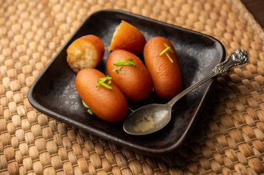 Lyangcha, Langcha, ya da Lemcha, Batı Bengal, Jharkhand, Odisha, Bihar, Assam, Tripura 'da hazırlanan Hint tatlısıdır.