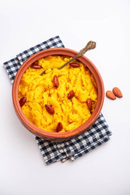 Badam Halwa ya da Badem Halwa, Hindistan 'da yetişen geleneksel bir tatlı yemektir.