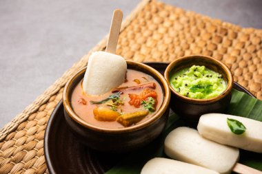 Lolipop ya da çubuklu idli şeker, sambar ve chutney ile servis edilir, Güney Hindistan kahvaltısı.