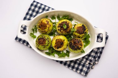 Hint usulü Tinda veya Tinde ki Sabzi Hint kabağı, yuvarlak kavun, Hint yuvarlak kabağı veya Hint bebek kabağı, doldurulmuş, karıştırılmış kuru veya köri tarifi olarak da bilinir.