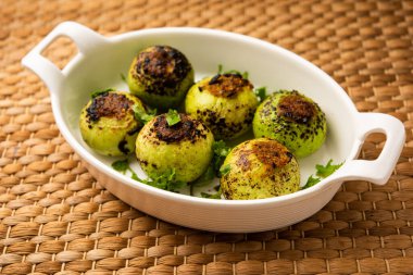 Hint usulü Tinda veya Tinde ki Sabzi Hint kabağı, yuvarlak kavun, Hint yuvarlak kabağı veya Hint bebek kabağı, doldurulmuş, karıştırılmış kuru veya köri tarifi olarak da bilinir.