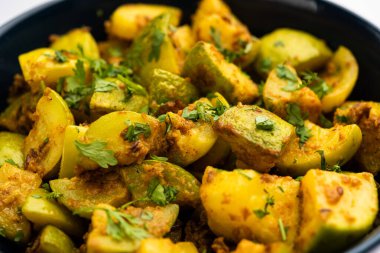 Hint usulü Tinda veya Tinde ki Sabzi Hint kabağı, yuvarlak kavun, Hint yuvarlak kabağı veya Hint bebek kabağı, doldurulmuş, karıştırılmış kuru veya köri tarifi olarak da bilinir.