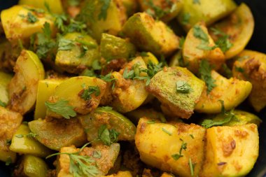 Hint usulü Tinda veya Tinde ki Sabzi Hint kabağı, yuvarlak kavun, Hint yuvarlak kabağı veya Hint bebek kabağı, doldurulmuş, karıştırılmış kuru veya köri tarifi olarak da bilinir.