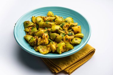 Hint usulü Tinda veya Tinde ki Sabzi Hint kabağı, yuvarlak kavun, Hint yuvarlak kabağı veya Hint bebek kabağı, doldurulmuş, karıştırılmış kuru veya köri tarifi olarak da bilinir.