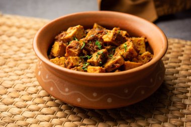 Hint usulü Suran sabzi ya da Jimikand sabji Fil Ayağı Yam ya da Ole kızartma tarifi olarak da bilinir.