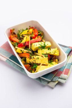 Paneer Jalfrezi - biber ve soğanla pişirilmiş süzme peynir