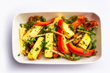 Paneer Jalfrezi - biber ve soğanla pişirilmiş süzme peynir