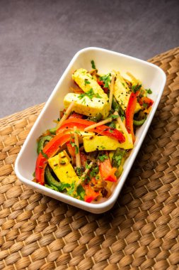 Paneer Jalfrezi - biber ve soğanla pişirilmiş süzme peynir