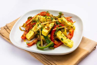 Paneer Jalfrezi - biber ve soğanla pişirilmiş süzme peynir