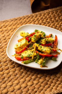 Paneer Jalfrezi - biber ve soğanla pişirilmiş süzme peynir