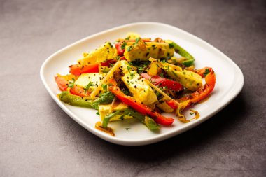 Paneer Jalfrezi - biber ve soğanla pişirilmiş süzme peynir