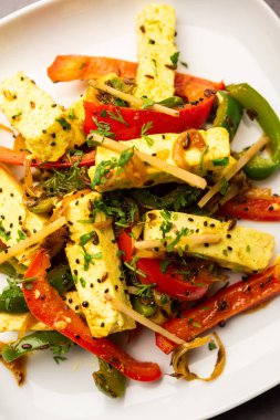 Paneer Jalfrezi - biber ve soğanla pişirilmiş süzme peynir