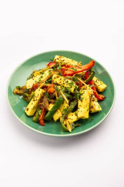 Paneer Jalfrezi - biber ve soğanla pişirilmiş süzme peynir