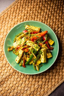 Paneer Jalfrezi - biber ve soğanla pişirilmiş süzme peynir