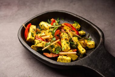 Paneer Jalfrezi - biber ve soğanla pişirilmiş süzme peynir
