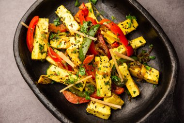 Paneer Jalfrezi - biber ve soğanla pişirilmiş süzme peynir