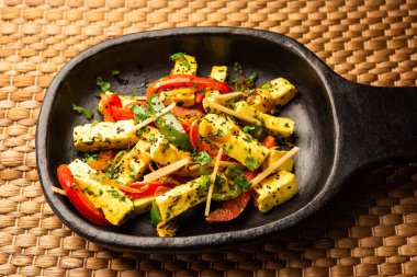 Paneer Jalfrezi - biber ve soğanla pişirilmiş süzme peynir