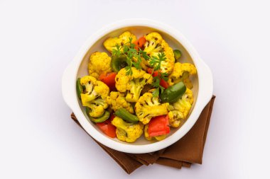 Hintli phool Gobi Shimla Mirch Sabji Recipe ya da Capsicum Karnabahar Sabzi - sağlıklı ve ev yapımı kuru sebze tabağı.