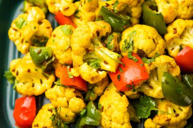 Hintli phool Gobi Shimla Mirch Sabji Recipe ya da Capsicum Karnabahar Sabzi - sağlıklı ve ev yapımı kuru sebze tabağı.