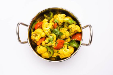Hintli phool Gobi Shimla Mirch Sabji Recipe ya da Capsicum Karnabahar Sabzi - sağlıklı ve ev yapımı kuru sebze tabağı.