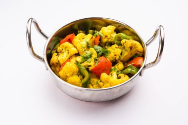 Hintli phool Gobi Shimla Mirch Sabji Recipe ya da Capsicum Karnabahar Sabzi - sağlıklı ve ev yapımı kuru sebze tabağı.
