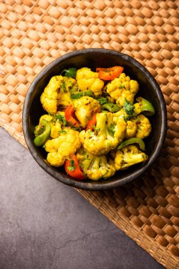 Hintli phool Gobi Shimla Mirch Sabji Recipe ya da Capsicum Karnabahar Sabzi - sağlıklı ve ev yapımı kuru sebze tabağı.