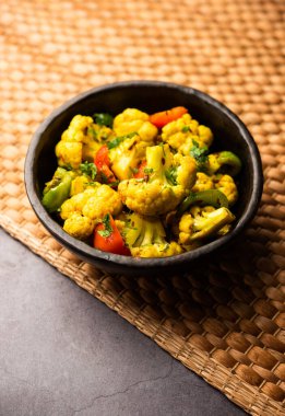 Hintli phool Gobi Shimla Mirch Sabji Recipe ya da Capsicum Karnabahar Sabzi - sağlıklı ve ev yapımı kuru sebze tabağı.