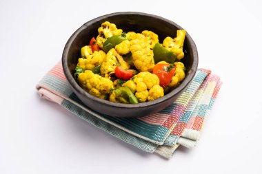 Hintli phool Gobi Shimla Mirch Sabji Recipe ya da Capsicum Karnabahar Sabzi - sağlıklı ve ev yapımı kuru sebze tabağı.
