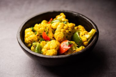 Hintli phool Gobi Shimla Mirch Sabji Recipe ya da Capsicum Karnabahar Sabzi - sağlıklı ve ev yapımı kuru sebze tabağı.