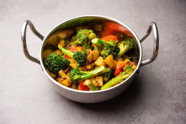 Hint usulü brokoli ve Aloo Poriyal veya Güney Hindistan brokolisi ve patates kızartması sebze tarifi