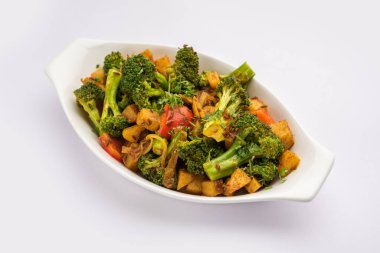 Hint usulü brokoli ve Aloo Poriyal veya Güney Hindistan brokolisi ve patates kızartması sebze tarifi