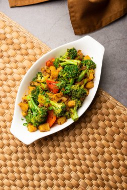 Hint usulü brokoli ve Aloo Poriyal veya Güney Hindistan brokolisi ve patates kızartması sebze tarifi