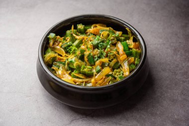 Bhindi do pyaza, bamya ya ya da bayanların parmak uçlarından, baharatlardan, otlardan ve soğanlardan oluşan bir restoran türüdür.