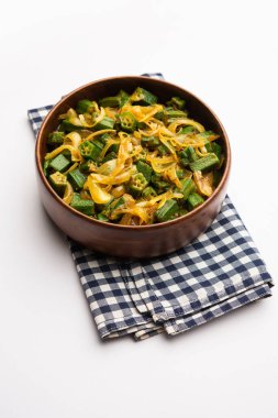 Bhindi do pyaza, bamya ya ya da bayanların parmak uçlarından, baharatlardan, otlardan ve soğanlardan oluşan bir restoran türüdür.