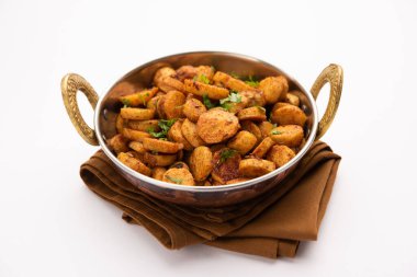 Kızarmış taro köklerini karıştır. Arbi ki sabji, ghuiya masala curry Sabzi veya arvi dum Masala. Kişniş ile süslenmiş