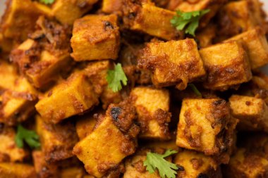 Kızarmış taro köklerini karıştır. Arbi ki sabji, ghuiya masala curry Sabzi veya arvi dum Masala. Kişniş ile süslenmiş