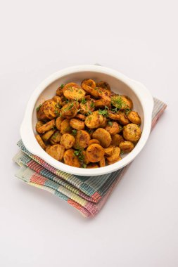 Kızarmış taro köklerini karıştır. Arbi ki sabji, ghuiya masala curry Sabzi veya arvi dum Masala. Kişniş ile süslenmiş