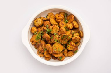 Kızarmış taro köklerini karıştır. Arbi ki sabji, ghuiya masala curry Sabzi veya arvi dum Masala. Kişniş ile süslenmiş