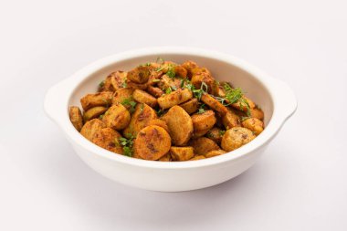 Kızarmış taro köklerini karıştır. Arbi ki sabji, ghuiya masala curry Sabzi veya arvi dum Masala. Kişniş ile süslenmiş