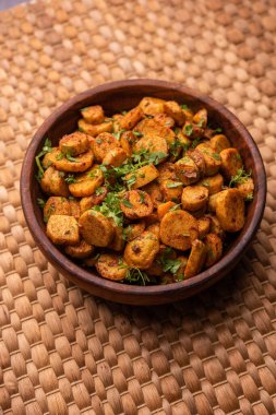 Kızarmış taro köklerini karıştır. Arbi ki sabji, ghuiya masala curry Sabzi veya arvi dum Masala. Kişniş ile süslenmiş