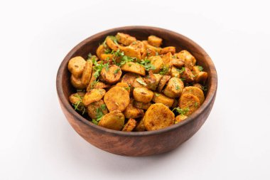 Kızarmış taro köklerini karıştır. Arbi ki sabji, ghuiya masala curry Sabzi veya arvi dum Masala. Kişniş ile süslenmiş