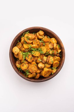 Kızarmış taro köklerini karıştır. Arbi ki sabji, ghuiya masala curry Sabzi veya arvi dum Masala. Kişniş ile süslenmiş