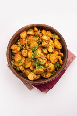 Kızarmış taro köklerini karıştır. Arbi ki sabji, ghuiya masala curry Sabzi veya arvi dum Masala. Kişniş ile süslenmiş