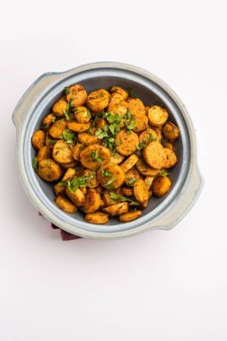 Kızarmış taro köklerini karıştır. Arbi ki sabji, ghuiya masala curry Sabzi veya arvi dum Masala. Kişniş ile süslenmiş
