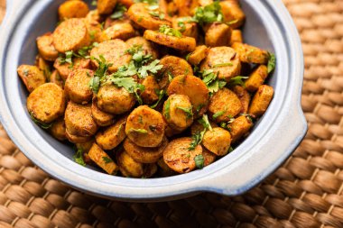 Kızarmış taro köklerini karıştır. Arbi ki sabji, ghuiya masala curry Sabzi veya arvi dum Masala. Kişniş ile süslenmiş