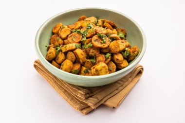 Kızarmış taro köklerini karıştır. Arbi ki sabji, ghuiya masala curry Sabzi veya arvi dum Masala. Kişniş ile süslenmiş
