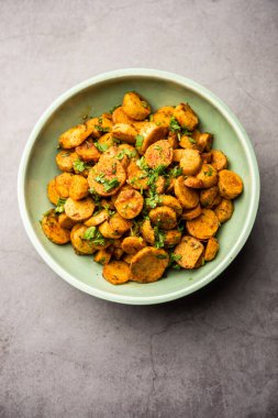 Kızarmış taro köklerini karıştır. Arbi ki sabji, ghuiya masala curry Sabzi veya arvi dum Masala. Kişniş ile süslenmiş