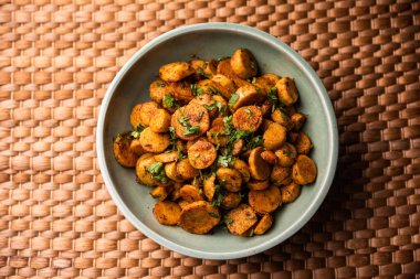 Kızarmış taro köklerini karıştır. Arbi ki sabji, ghuiya masala curry Sabzi veya arvi dum Masala. Kişniş ile süslenmiş